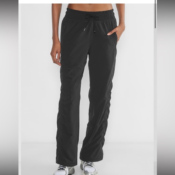 Aritzia Golden MoveTech Brisk Pant
